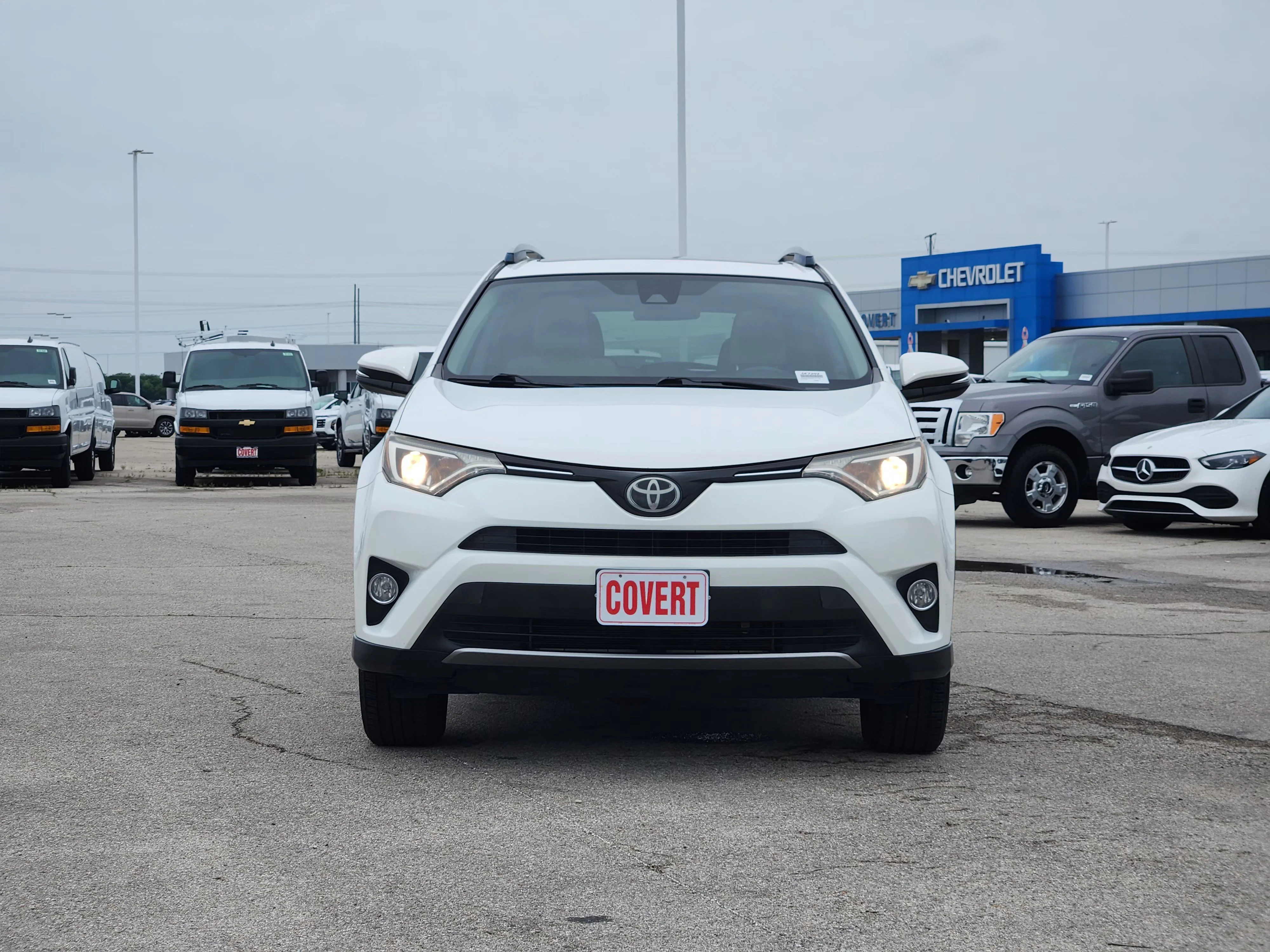 Used 2017  Toyota XLE image 2