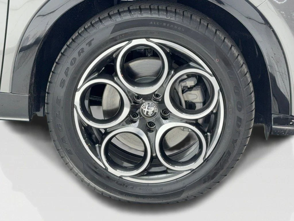 New 2025 Silver Alfa Romeo Base image 49