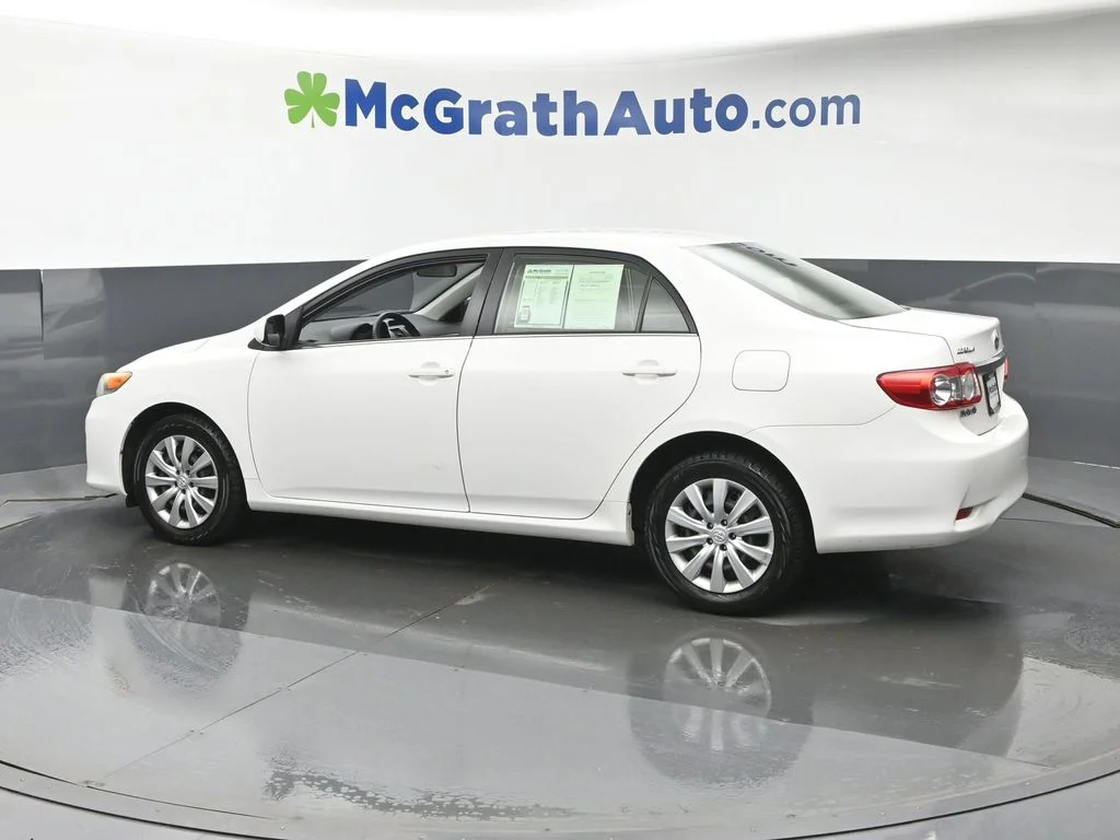 Used 2013 White Toyota LE image 22