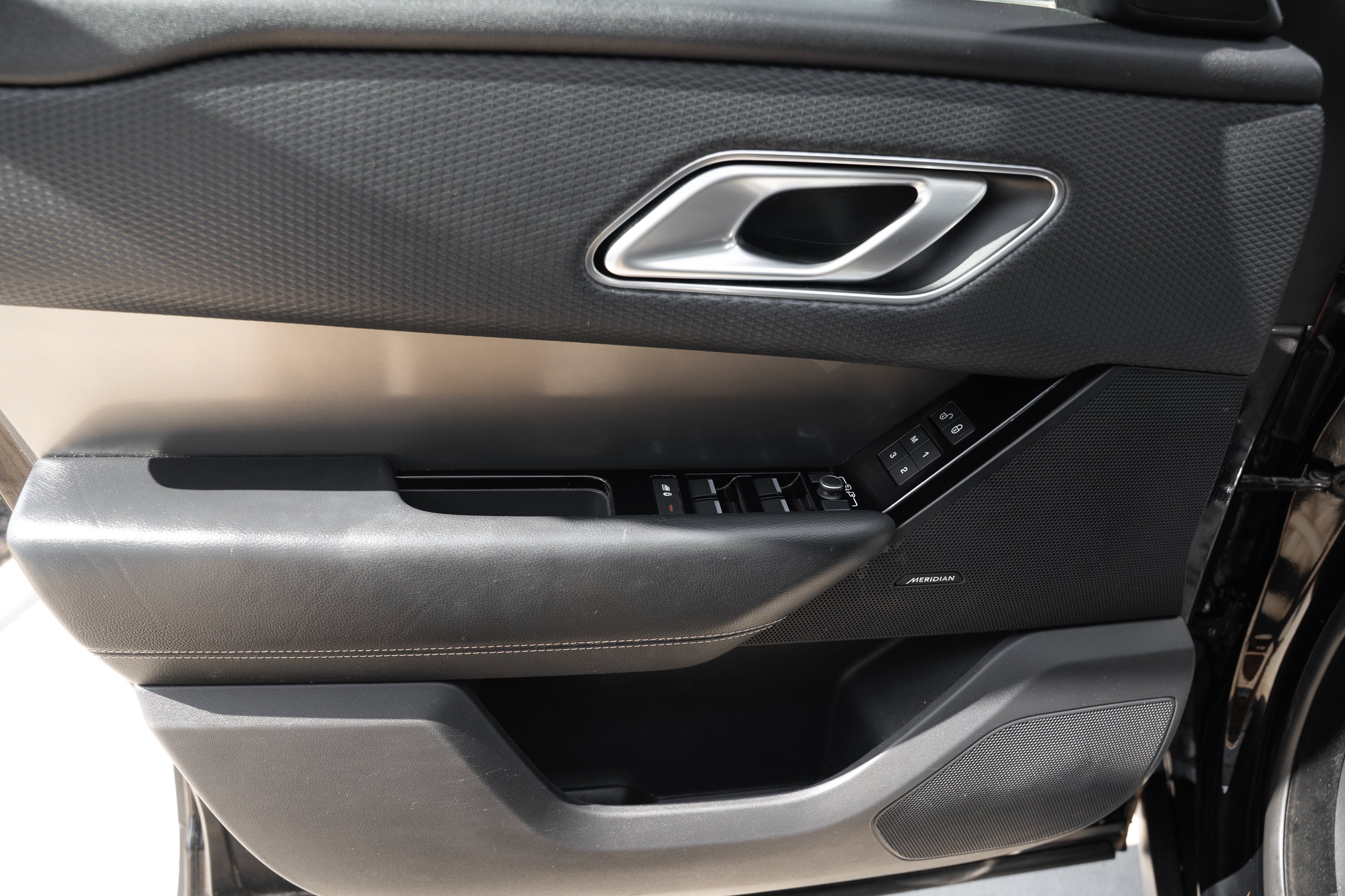 Used 2020 Santorini Black Metallic Land Rover S image 19
