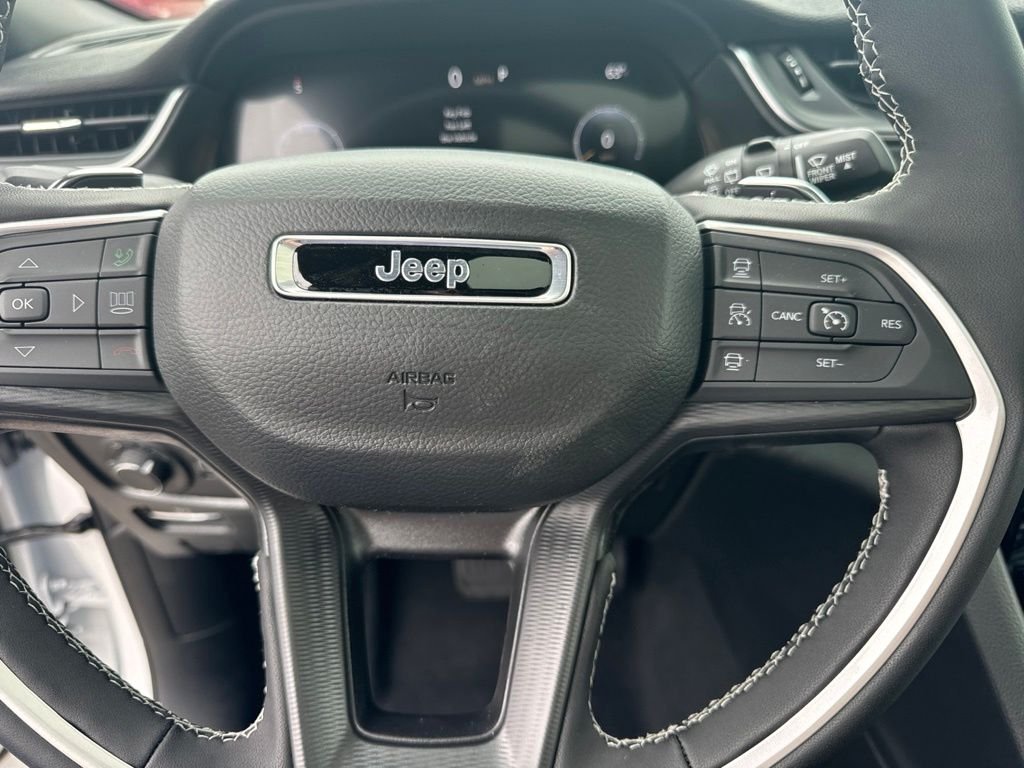 New 2026 Bright White Clear-Coat Exterior Paint Jeep Laredo X image 13