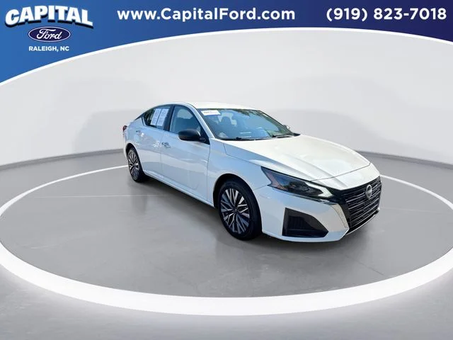 Used 2025 White Nissan 2.5 SV image 2
