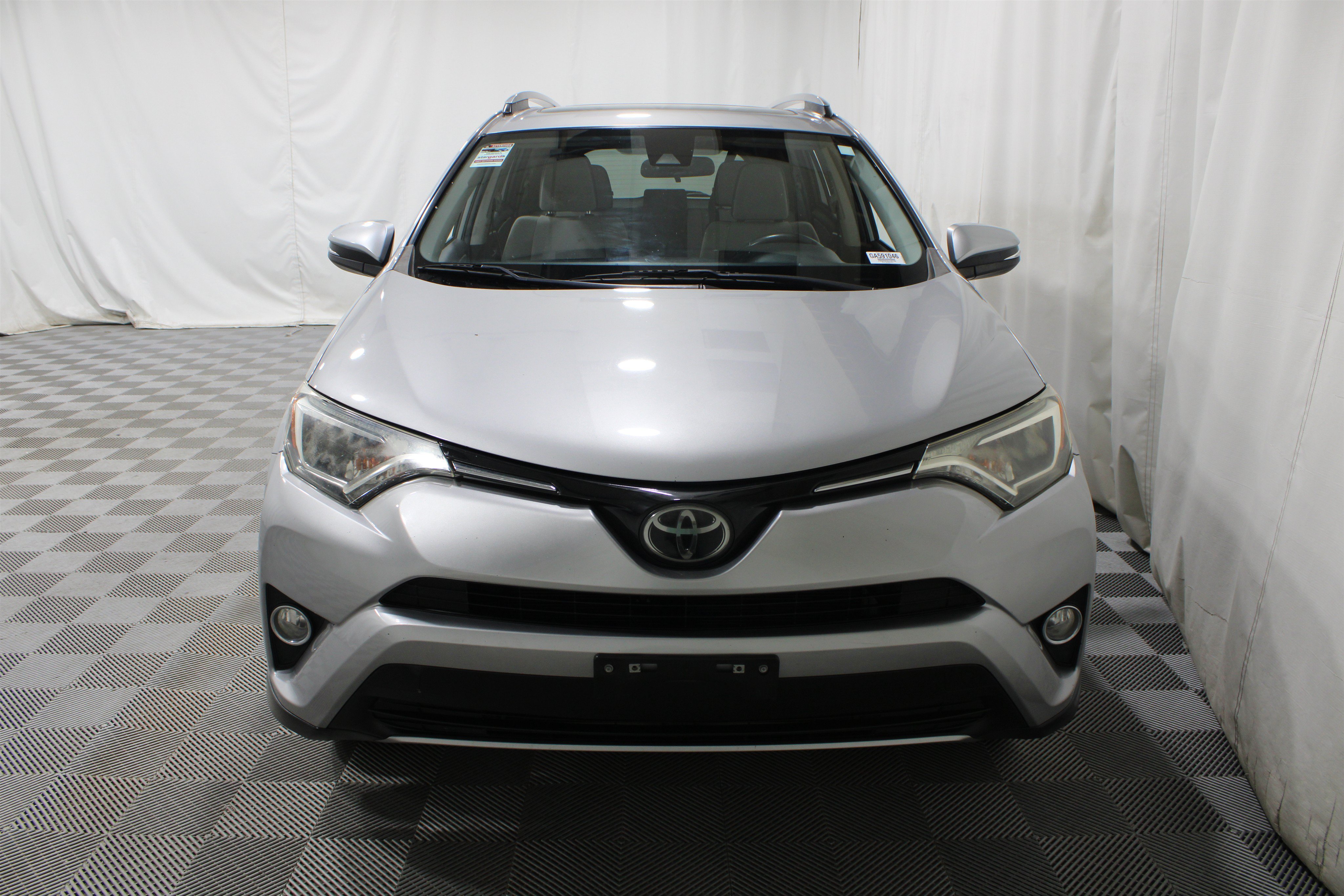 Used 2018 Silver Sky Metallic Toyota XLE image 27
