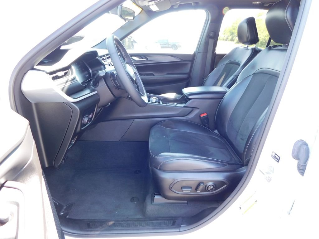 Used 2024 White Jeep Altitude image 13