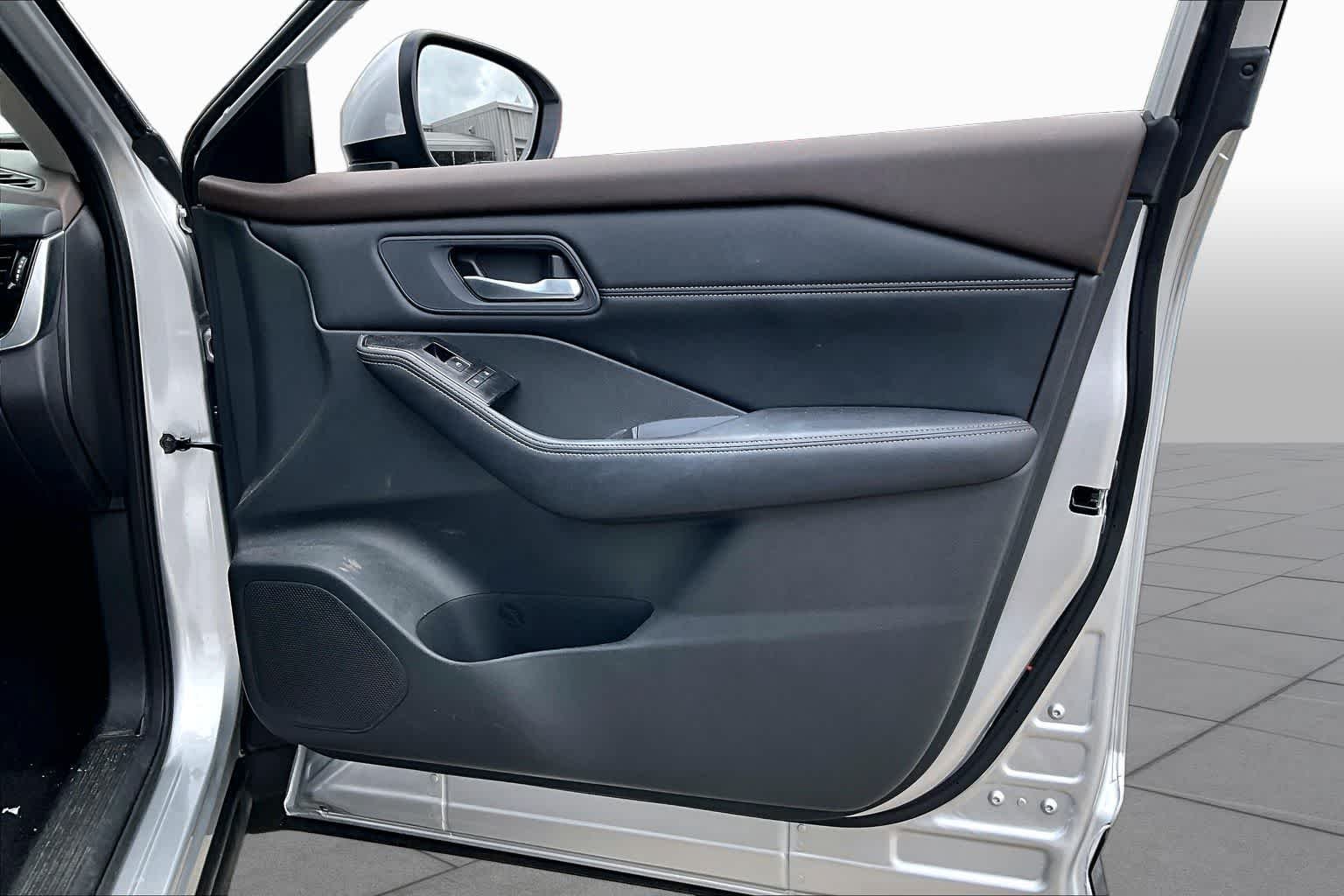 Used 2022 BRILLIANT SILVE Nissan SL image 22