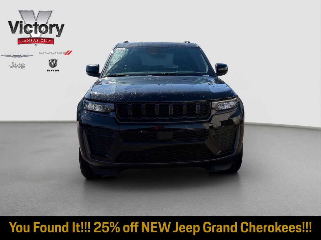 New 2026 Diamond Black Crystal Pearl-Coat Exterior Paint Jeep Altitude image 2