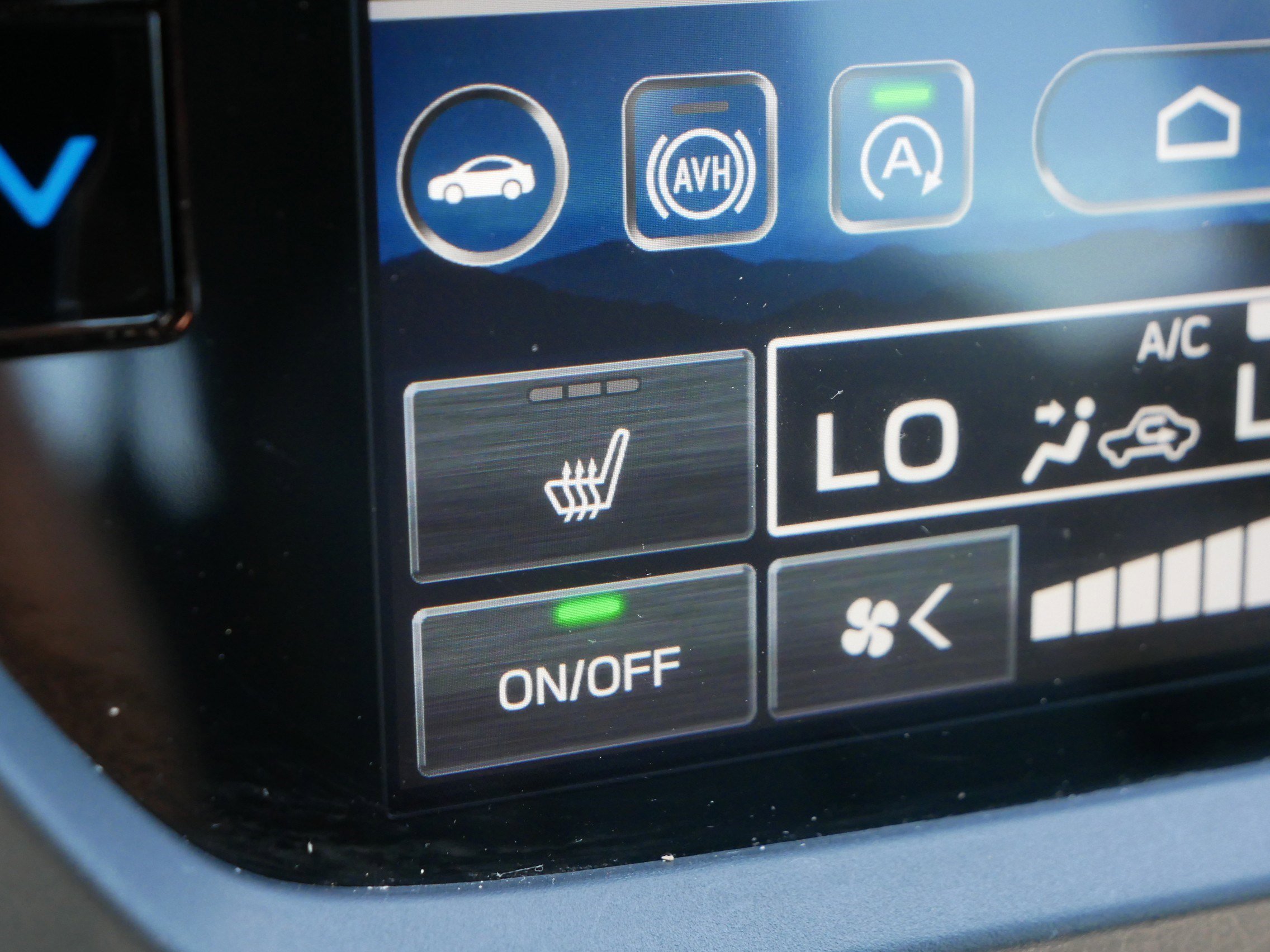 Used 2025 Crystal White Pearl Subaru Premium image 28