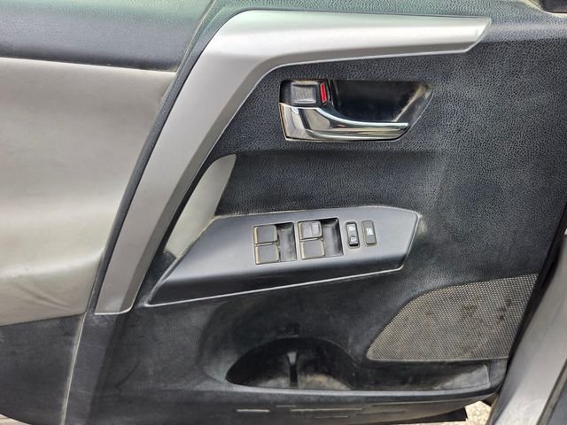 Used 2017 Silver Toyota XLE image 4