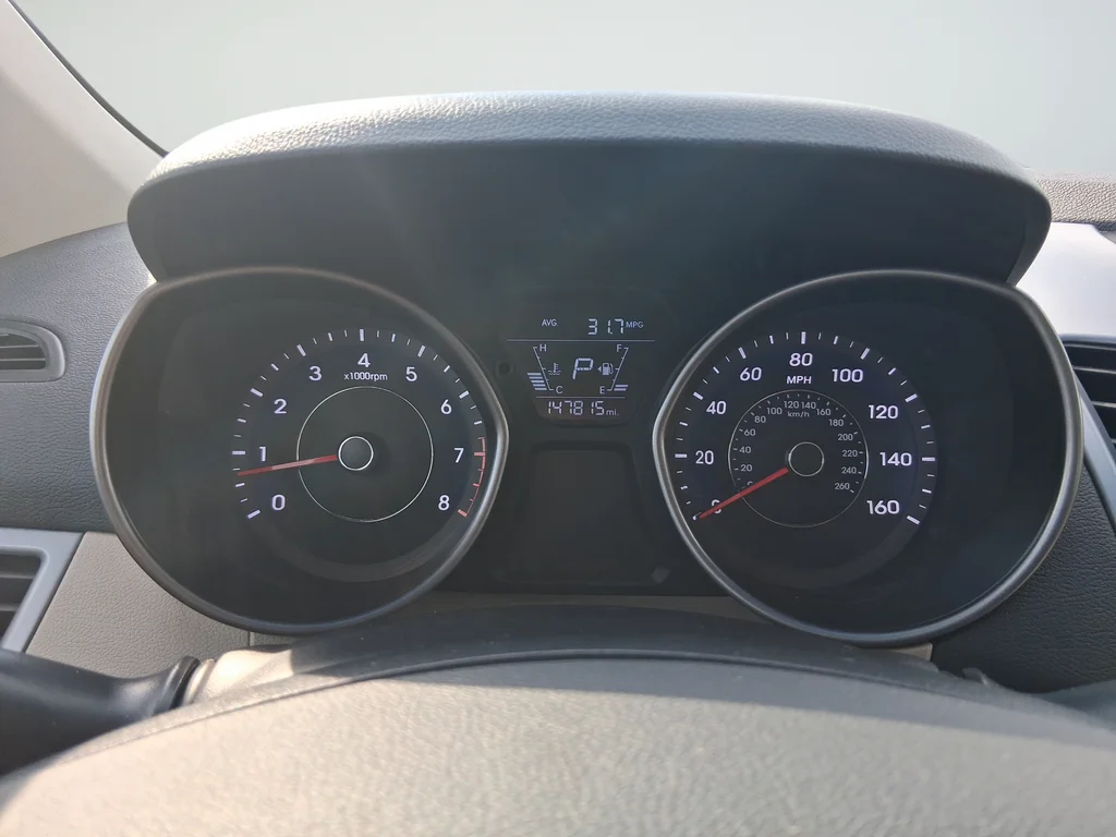 Used 2015 White Hyundai SE image 23