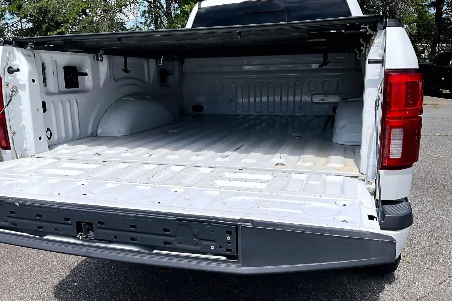 Used 2018 Oxford White Ford LARIAT image 32