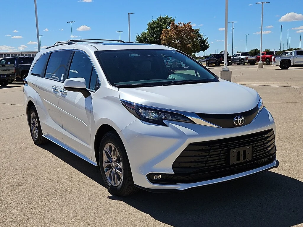 New 2026 Wind Chill Pear Toyota XLE 8 Passenger image 4