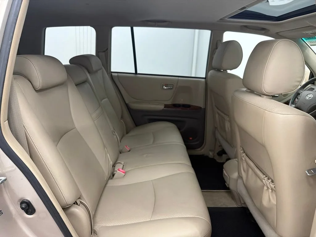 Used 2006 Gold Toyota Limited image 30