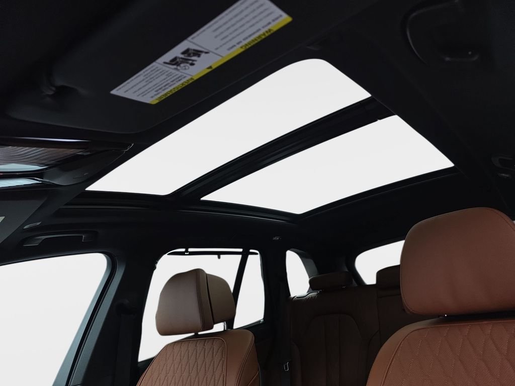 New 2026 Black Sapphire Metallic BMW xDrive50e image 29