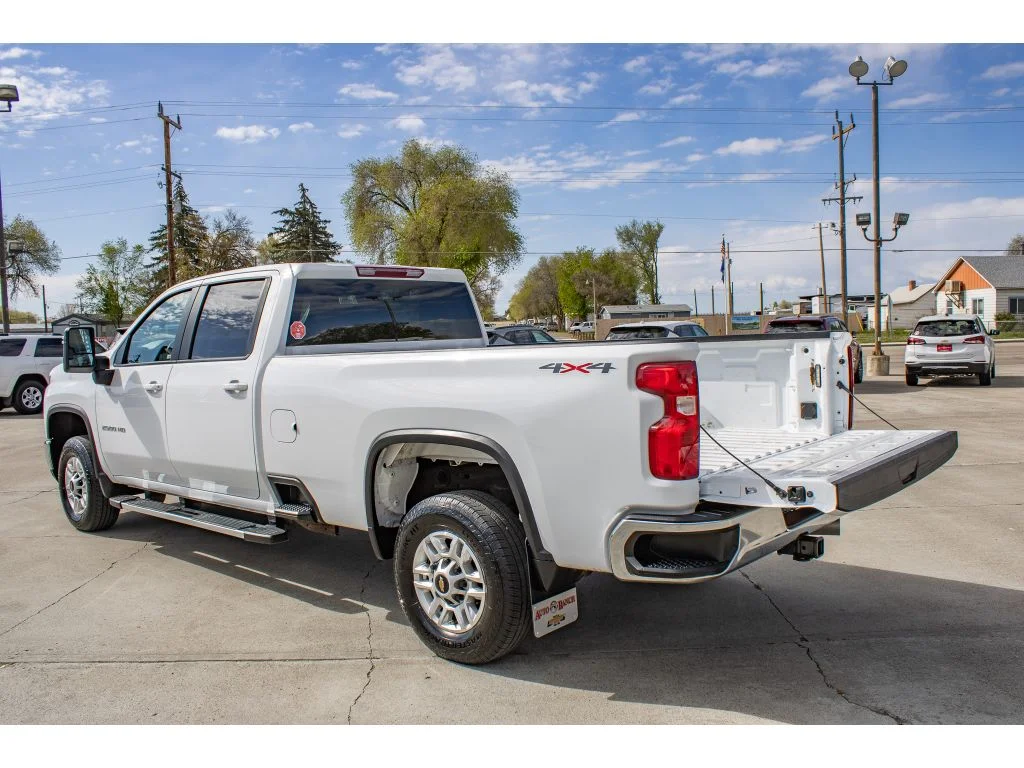 Used 2025 SUMMIT WHITE Chevrolet LT image 9