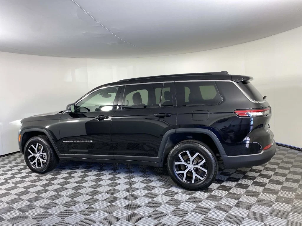 Used 2024 Diamond Black Jeep Limited image 5