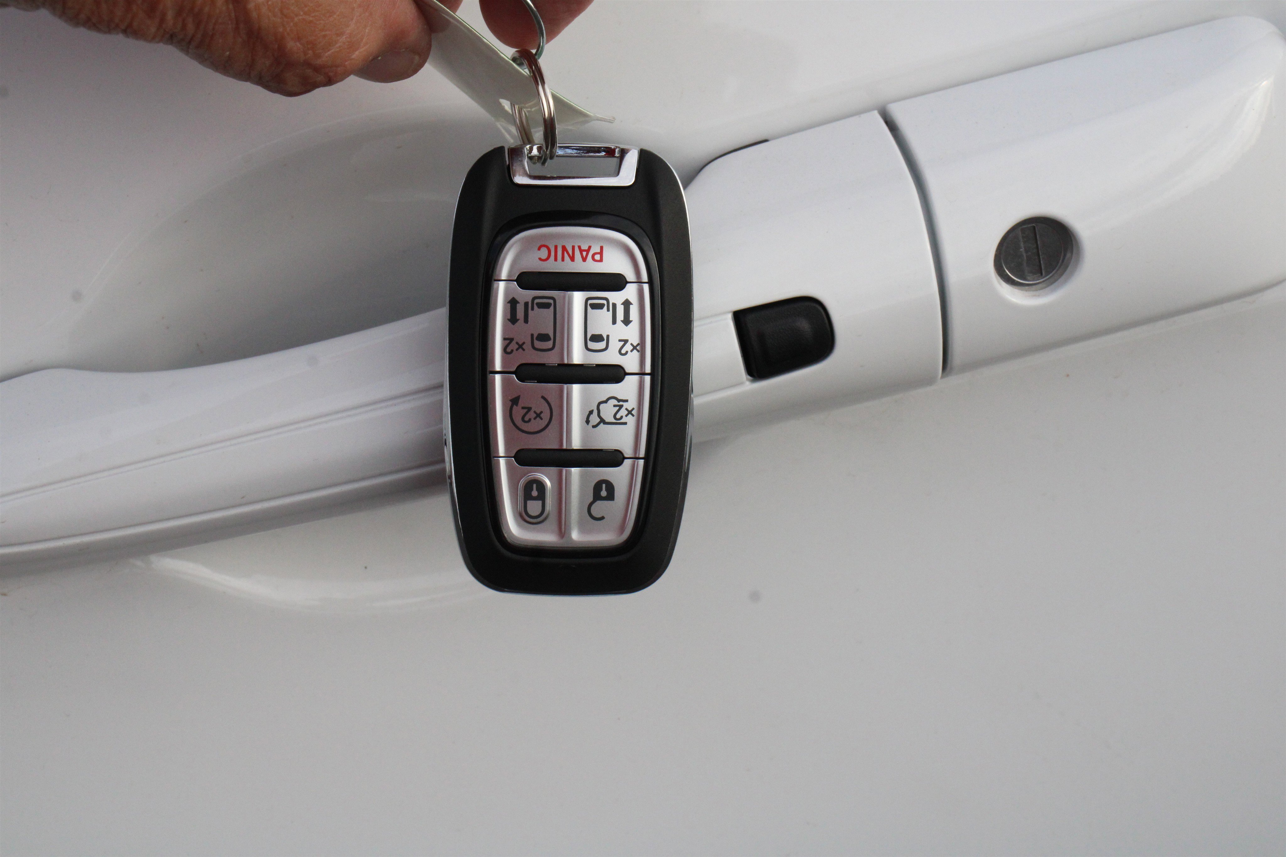 New 2026 Bright White Clear-Coat Exterior Paint Chrysler Select image 23