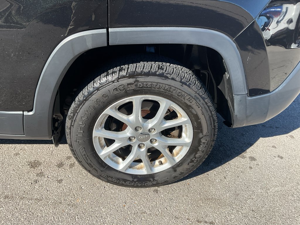 Used 2015 Brilliant Black Crystal Pearlcoat Jeep Latitude image 5