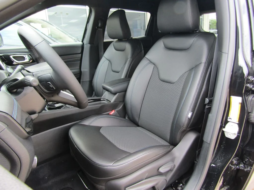 New 2026 Diamond Black Crystal Pearlcoat Jeep Latitude image 18