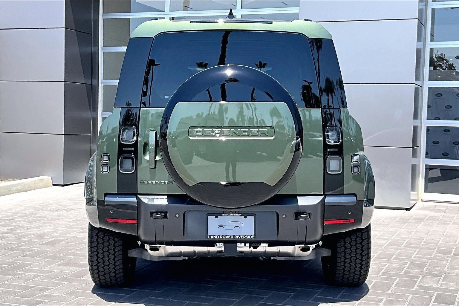 New 2026 Woolstone Green Land Rover X-Dynamic SE image 4