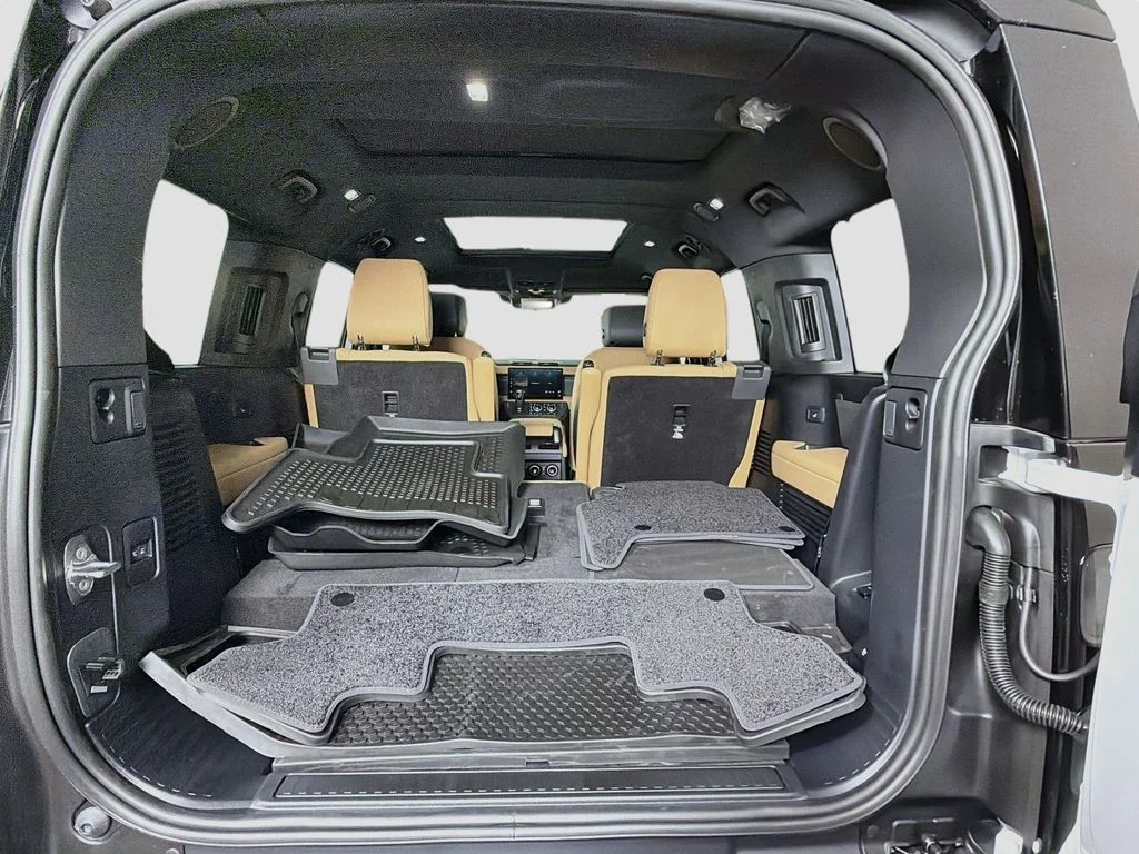 New 2026 Fuji White Land Rover X-Dynamic SE image 28