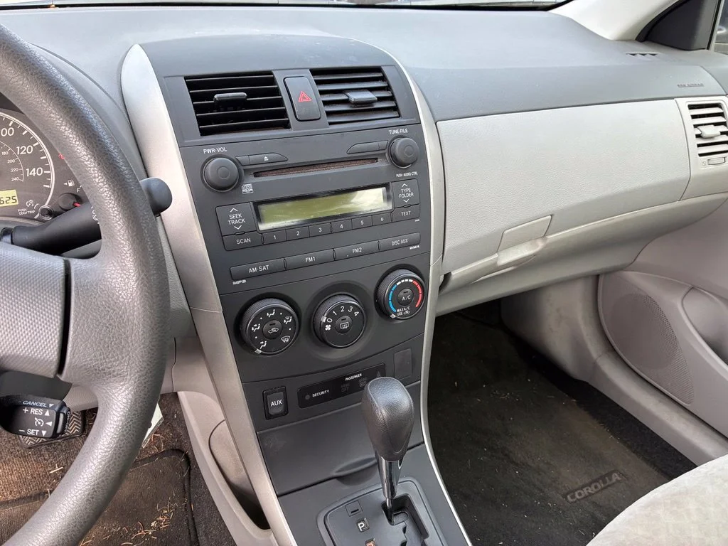 Used 2009 Gray Toyota LE image 10