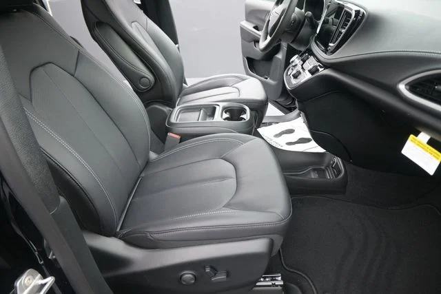 New 2027 Diamond Black Crystal Pearl-Coat Exterior Paint Chrysler Select image 22