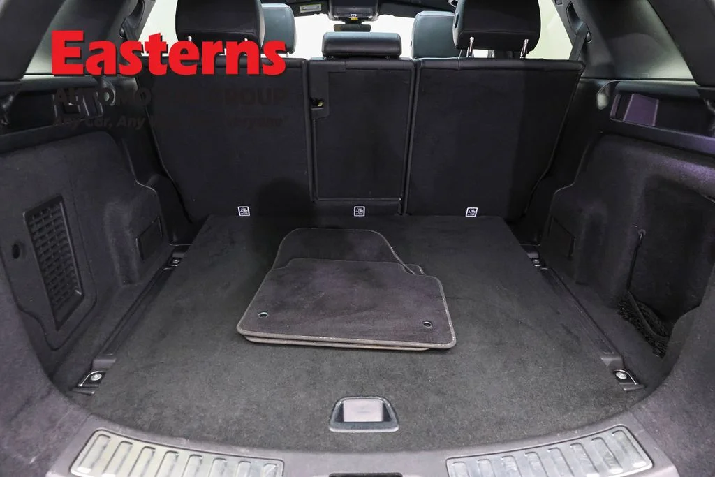 Used 2021 Gray Land Rover SE R-Dynamic image 11