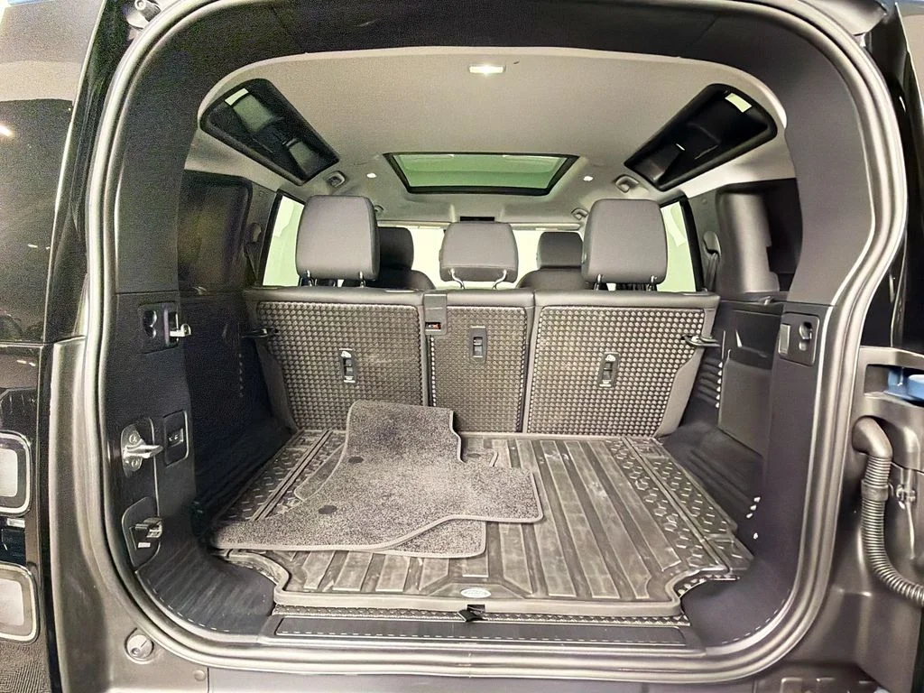 Used 2026 Tasman Blue Metallic Land Rover S image 28