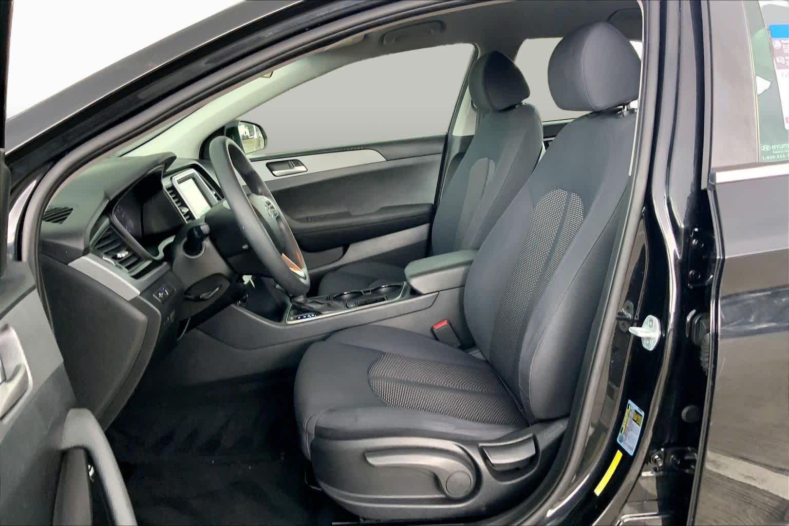 Used 2019 Phantom Black Hyundai SE image 8