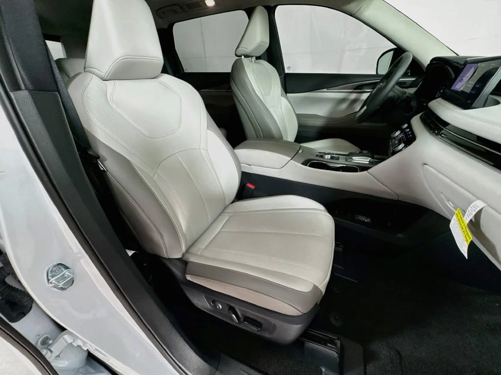 Certified Used 2027 White INFINITI PURE image 40