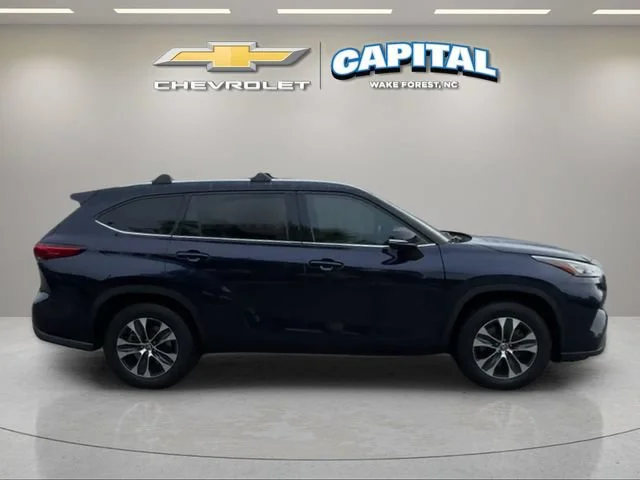 Used 2020  Toyota XLE image 7