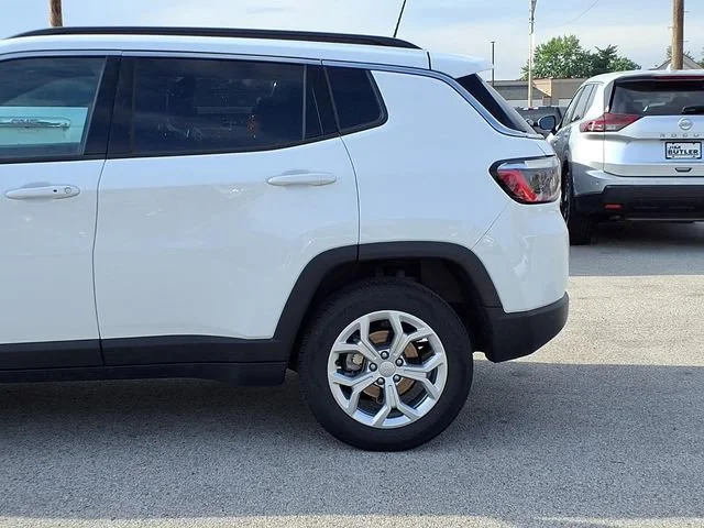 Used 2024  Jeep Latitude image 17