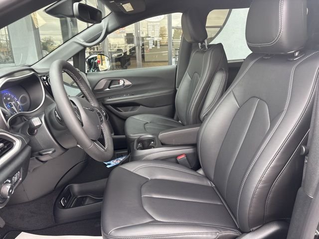 New 2026 Diamond Black Crystal Pearl-Coat Exterior Paint Chrysler Select image 4