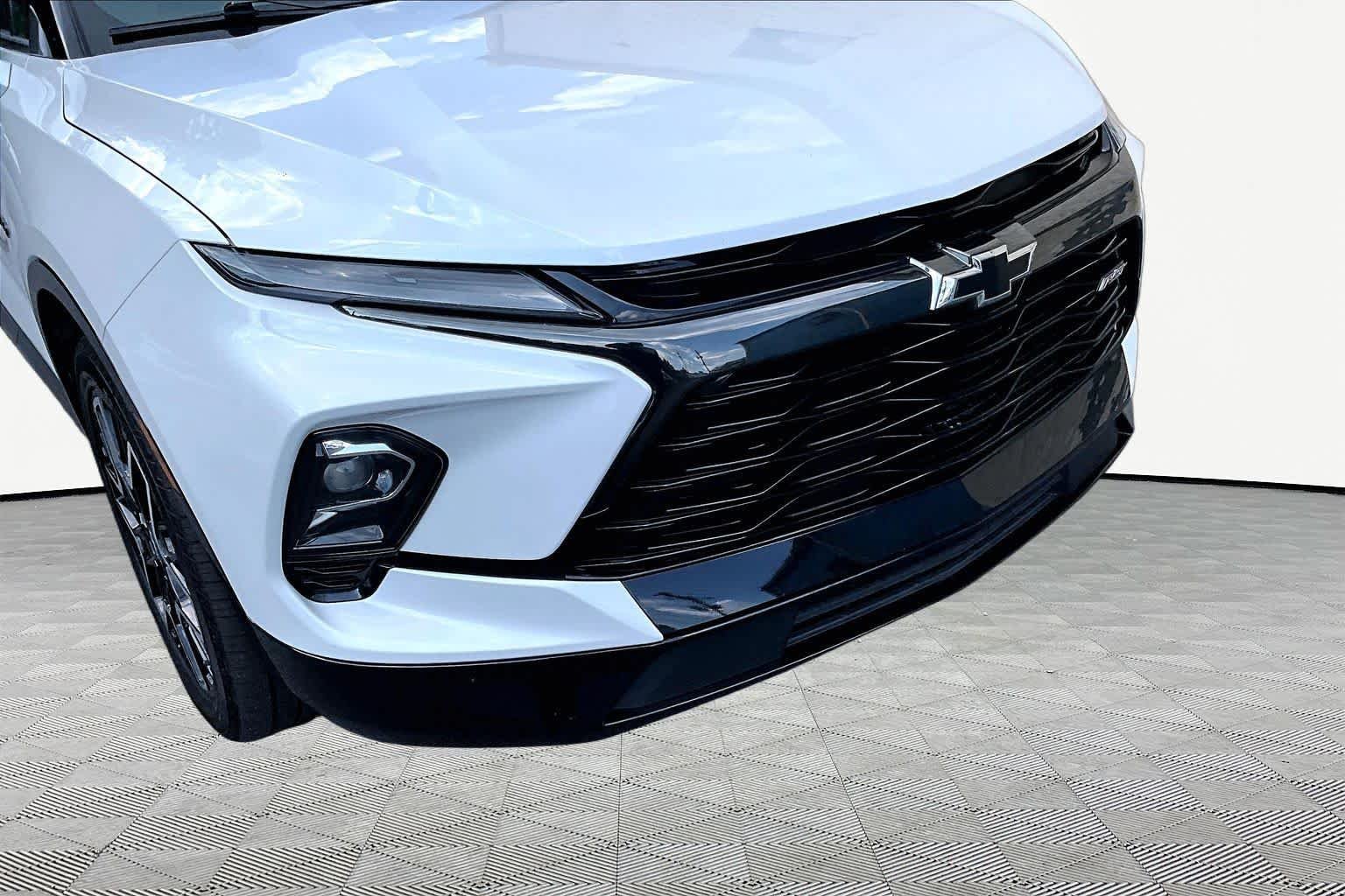 Used 2023 Iridescent Pearl Tricoat Chevrolet RS image 30