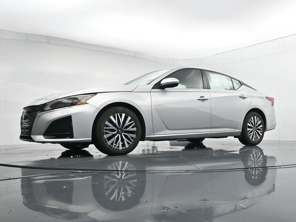 Used 2024 Silver Nissan 2.5 SV image 31