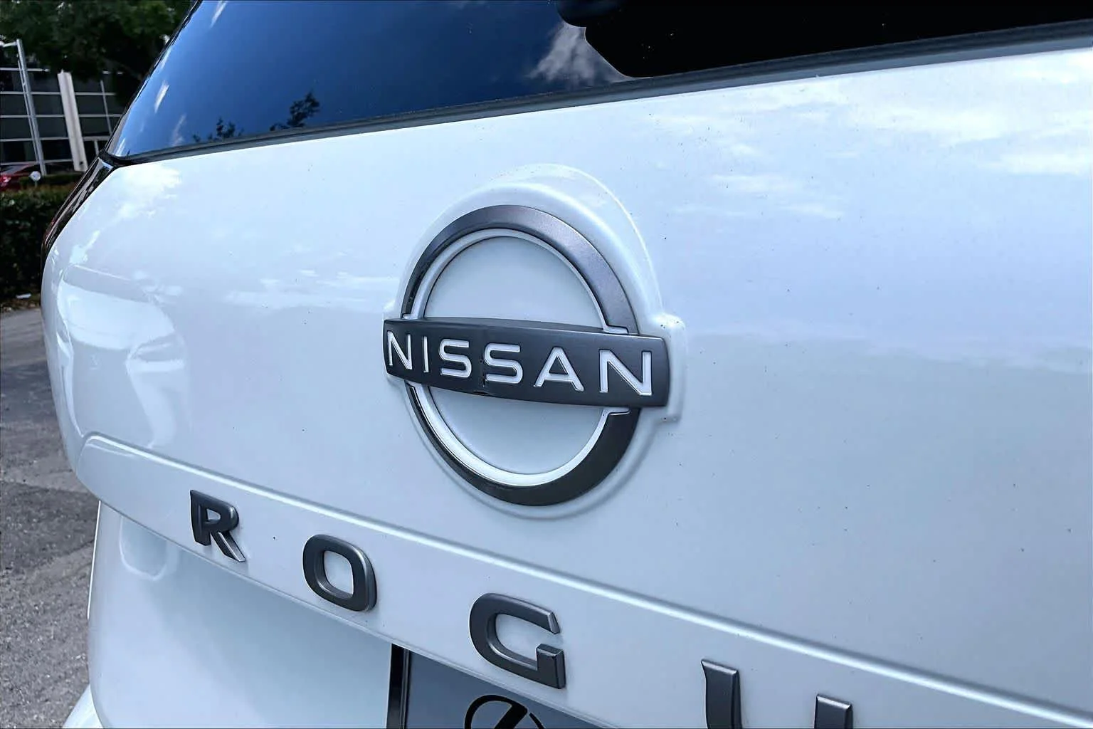 Used 2025 Everest White Pearl Nissan Platinum image 31