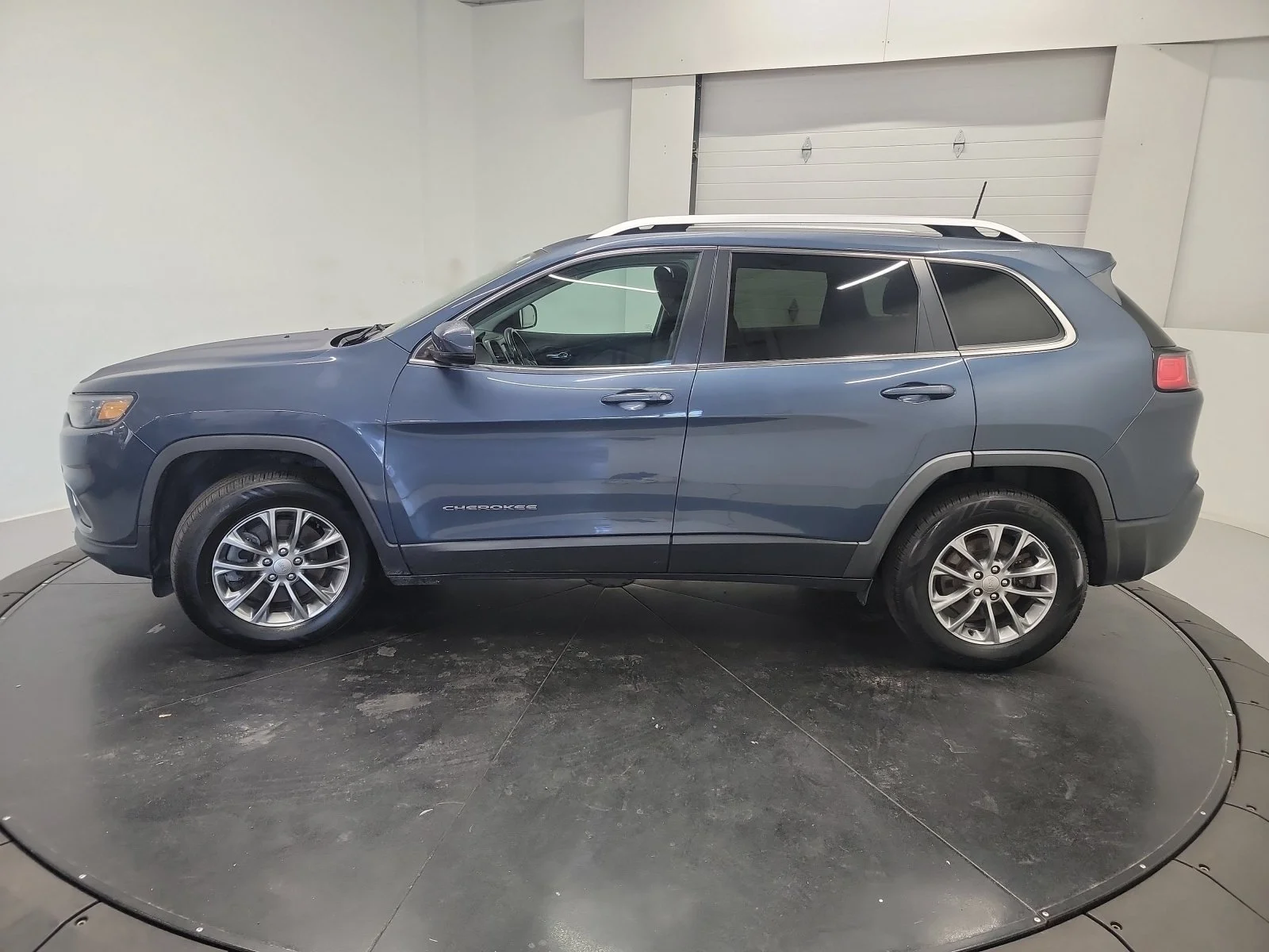 Used 2020 Slate Blue Pearlcoat Jeep Latitude Plus image 4