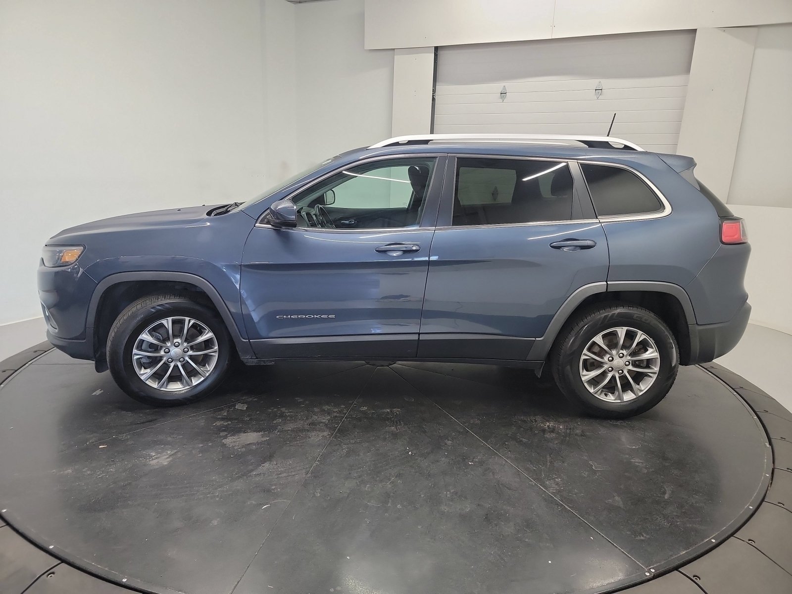 Used 2020 Slate Blue Pearlcoat Jeep Latitude Plus image 4