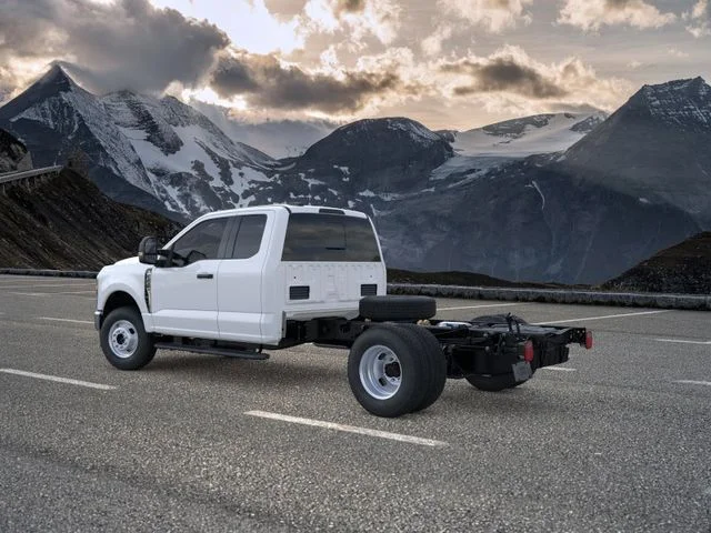 2025 Ford F-350 Super Duty Chassis Cab XL - Photo 4