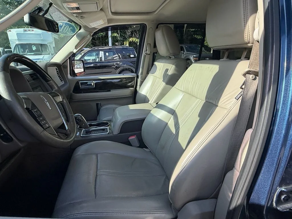 Used 2017 Sapphire Blue Metallic Lincoln Select image 9