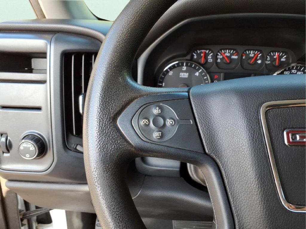 Used 2018 White GMC Base image 18