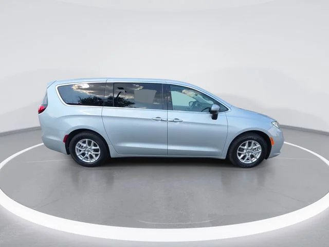 Used 2023 Silver Chrysler Touring L image 9
