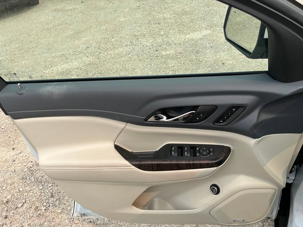 Used 2023 White Frost Tricoat GMC Denali image 15