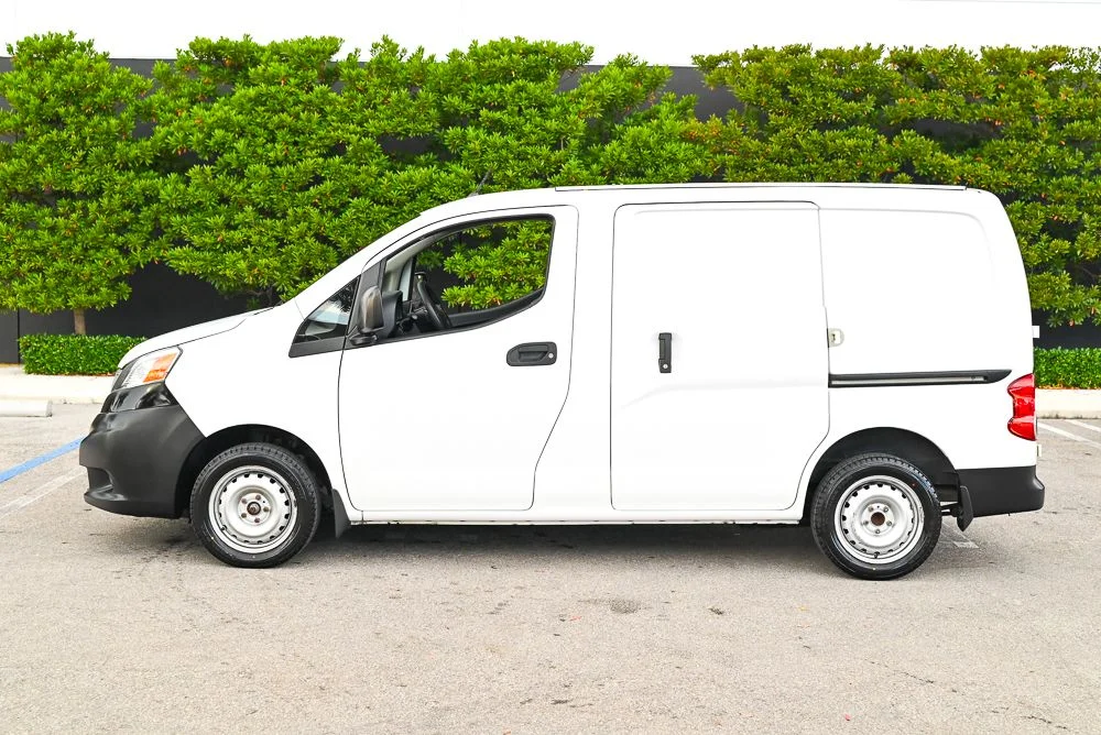 Used 2018 White Nissan S image 5