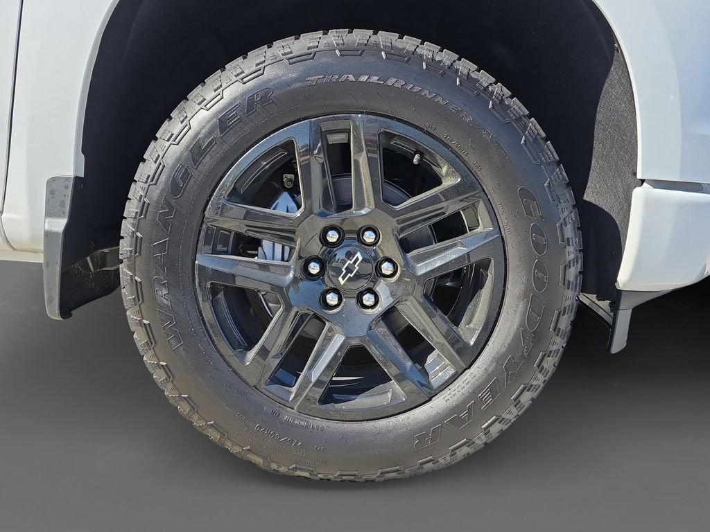 New 2026 Summit White Chevrolet Custom image 15