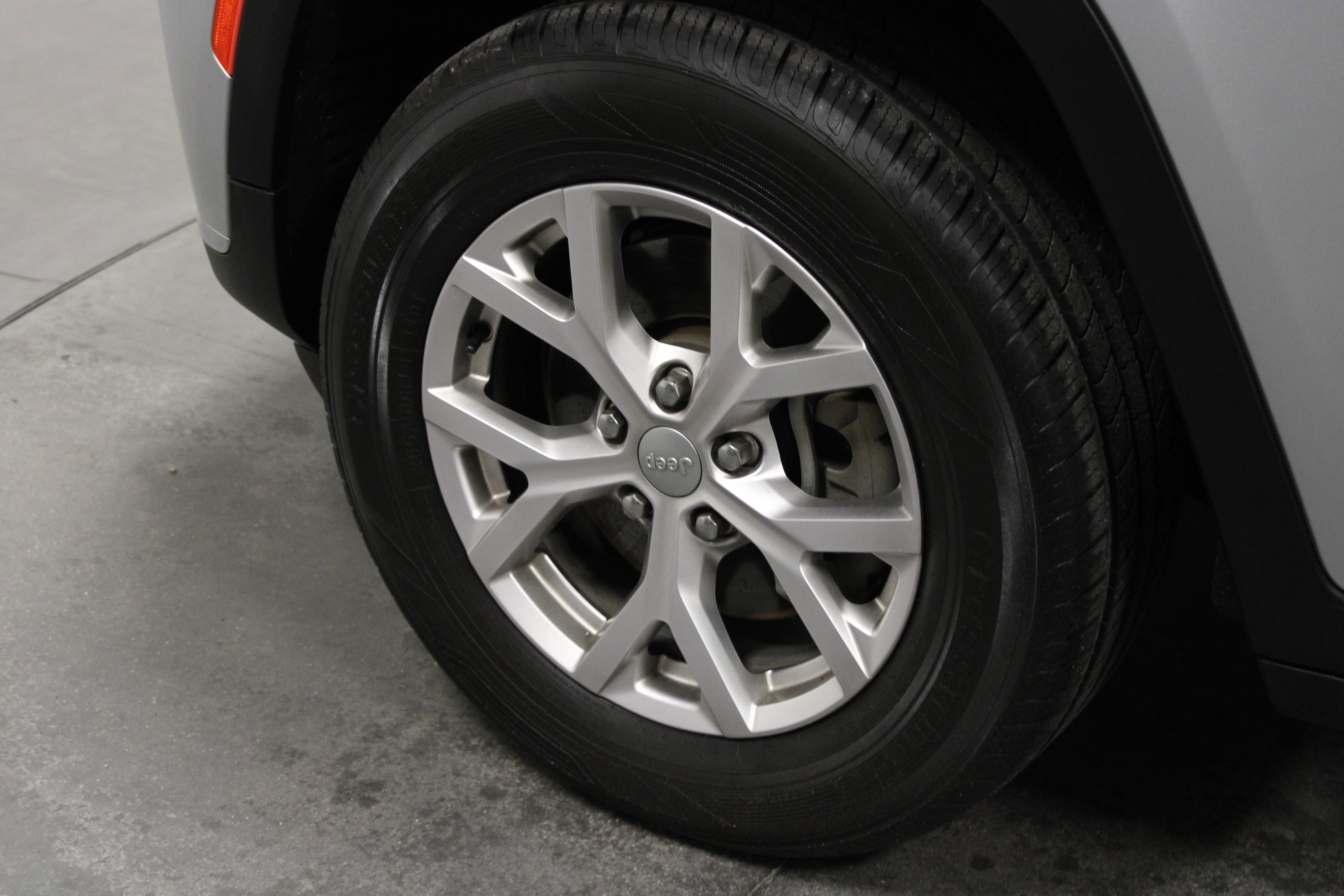 Used 2021 Silver Zynith Jeep Limited image 10