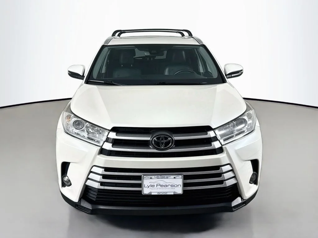 Used 2019 White Toyota XLE image 6
