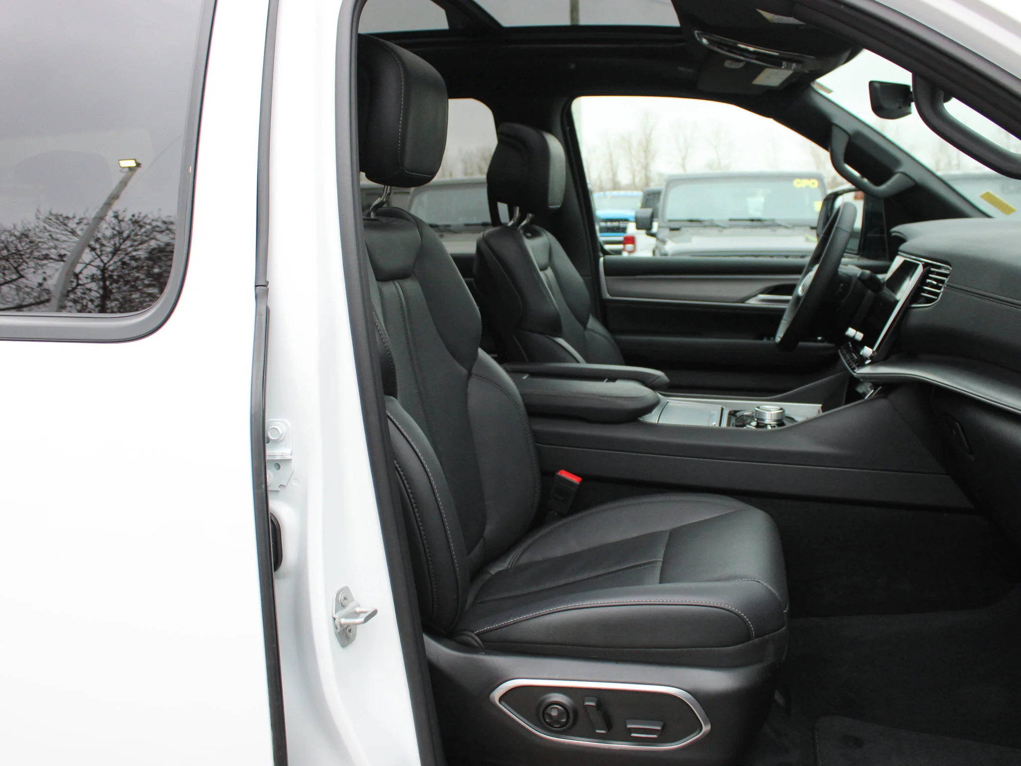 Used 2025 White Jeep Series II Carbide * HD Trailer?Tow | Three Panel Sunroof | 8 Seats | Heated Seats | Apple CarPlay image 28