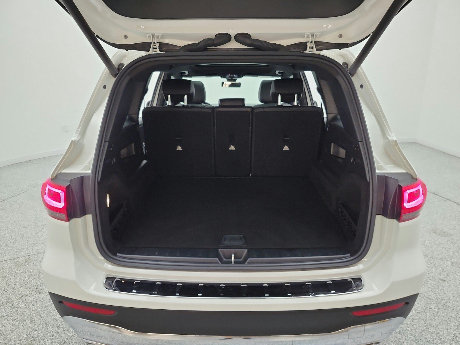 Used 2023 Polar White Mercedes-Benz GLB 250 4MATIC® SUV image 18