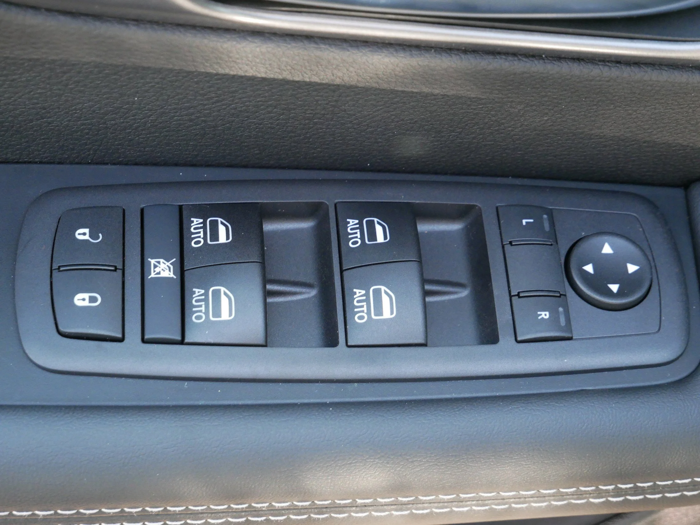 New 2026 Diamond Black Crystal Pearl-Coat Exterior Paint Chrysler Select image 14